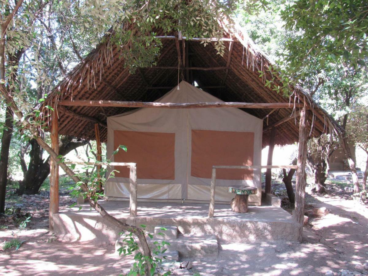 Enchoro Wildlife Camp Hotel Ololaimutiek Екстериор снимка